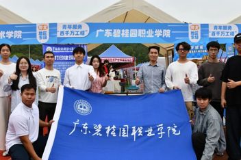 “百万英才汇南粤”招聘会 | 智能建造与设计学院3D打印建筑模型项目和数字非遗扎染蜡染项目团队闪耀创新创业展区