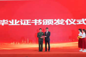 退役复学装饰优秀毕业生军礼献母校！九月再启程，执笔圆梦广州美院