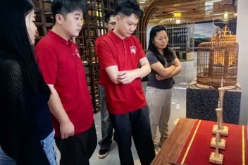 竹丝间筑梦，非遗里寻新——广东碧桂园职业学院红色筑梦志愿服务队深入沙河社区探访鸟笼技艺（文创篇）